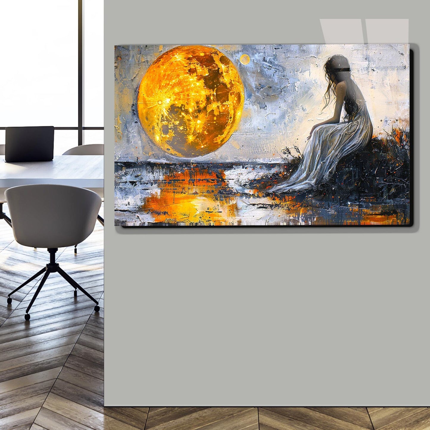 Frau und gelber Mond