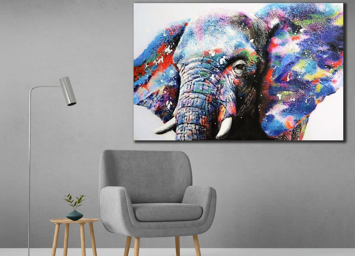 Elefante con tela colorata dalle grandi orecchie