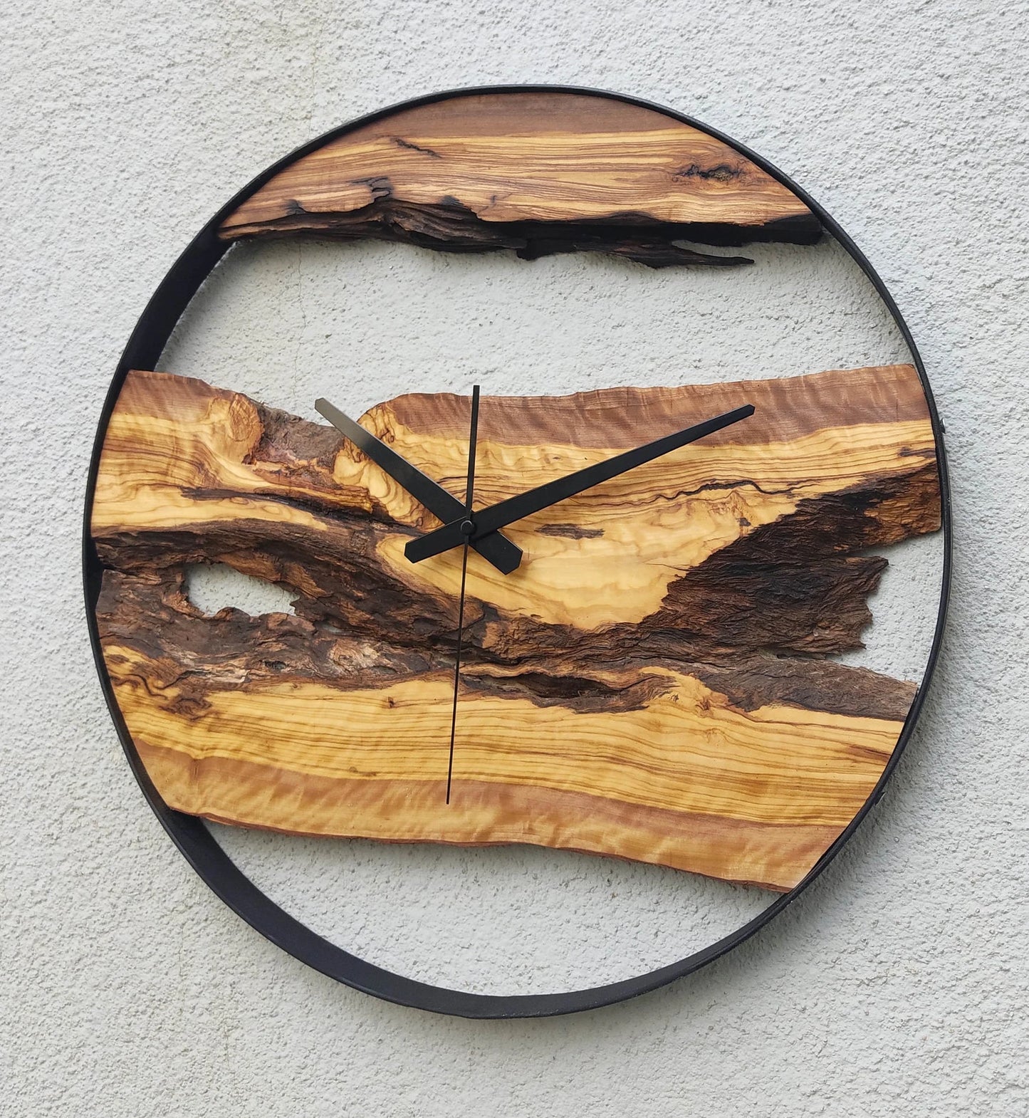 Orologio in legno d'ulivo